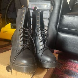 Dr.Martens (Kendra Black )